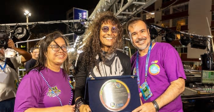 Luiz Caldas é homenageado e recebe título de Embaixador Sustentável do Carnaval de Salvador de 2025
