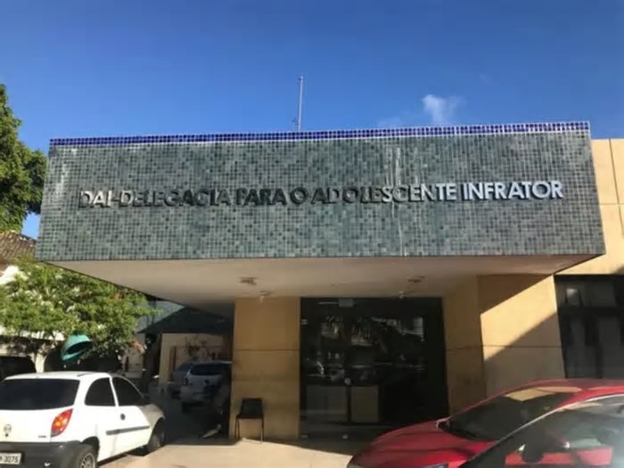 Jovem é preso e adolescente apreendida após tentativa de assalto na BA
