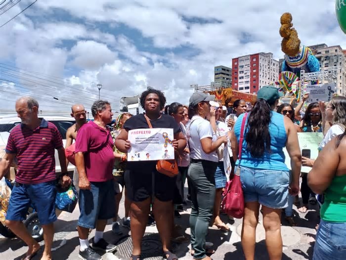 PE: Mães de autistas protestam contra sucateamento da educação e gastos milionários da prefeitura