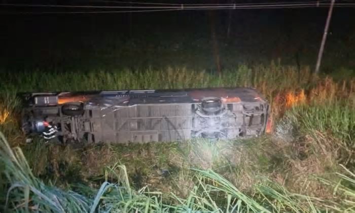 Ônibus cai em ribanceira e deixa um morto e mais de 20 feridos no interior de São Paulo