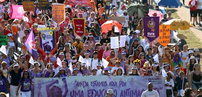 Mulheres do DF marcham por políticas públicas e contra o feminicídio