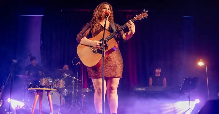 Cantora Daiane Radke apresenta show em tributo a Rita Lee neste domingo, em Caxias do Sul