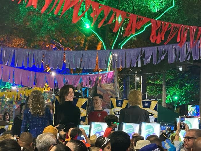 Bonecos gigantes desfilam no Recife Antigo nesta terça de Carnaval