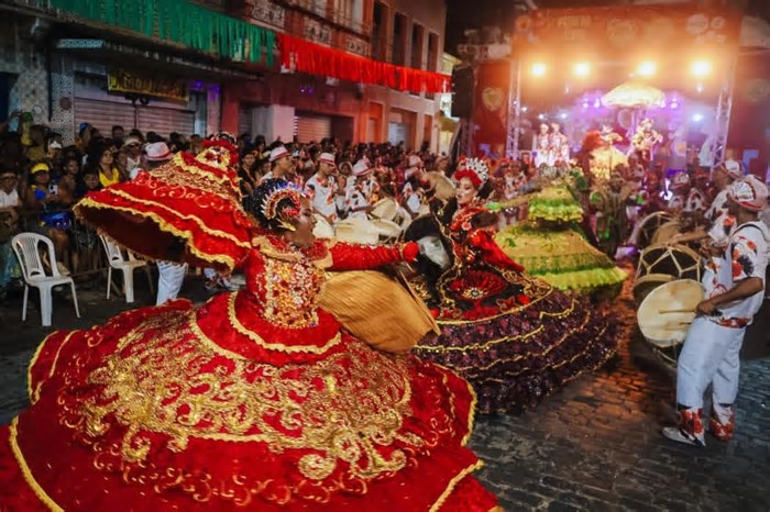 Noite dos Tambores Silenciosos junta nações de maracatu no Pátio do Terço