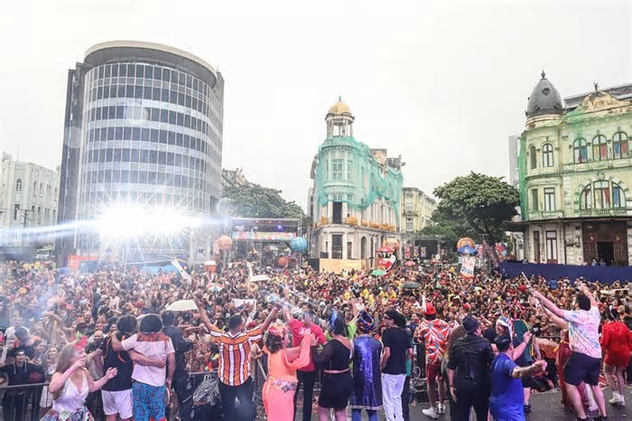 Clássicos e tradição encerram o Carnaval no Marco Zero na noite desta terça-feira