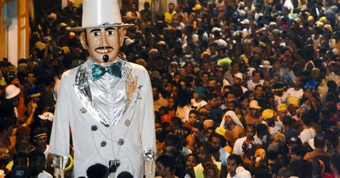 Frevo e axé agitam foliões no Nordeste