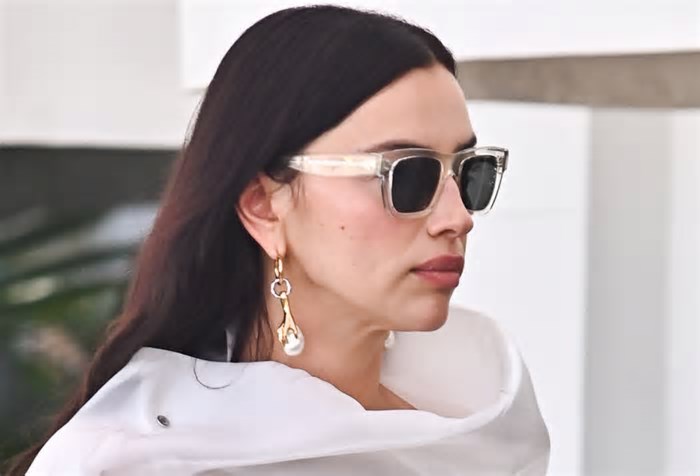 Ex de CR7 e affair de Tom Brady, Irina Shayk usa vestido transparente para ir em restaurante no RJ; veja