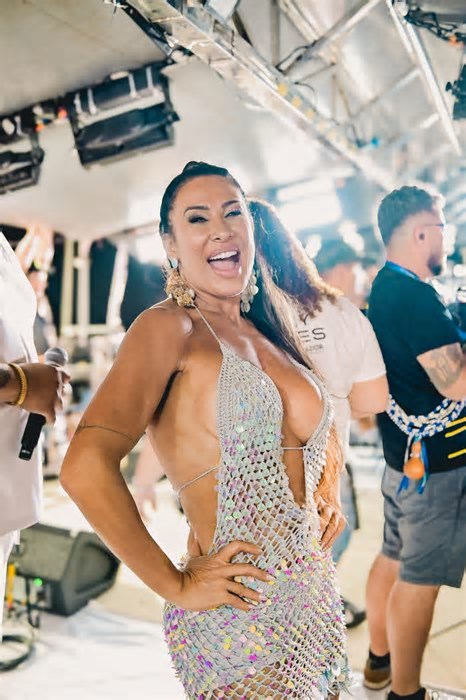 Scheila Carvalho capricha no decote para curtir Carnaval em Salvador