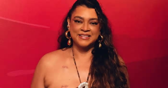Preta Gil posa com look sensual e exibe cicatriz de cirurgia em Salvador