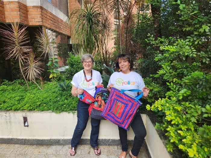 Projeto transforma abadás usados no Carnaval de Salvador em mochilas escolares