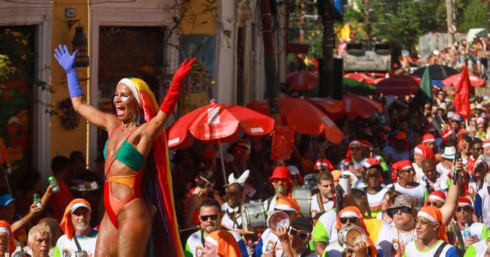 Dos gramados para a avenida, bets invadem o carnaval