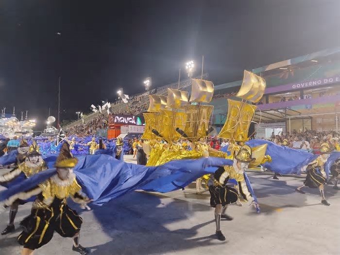 Fila para entrar no Sambódromo faz primeiro dia de desfile da Série Ouro começar com quase uma hora de atraso