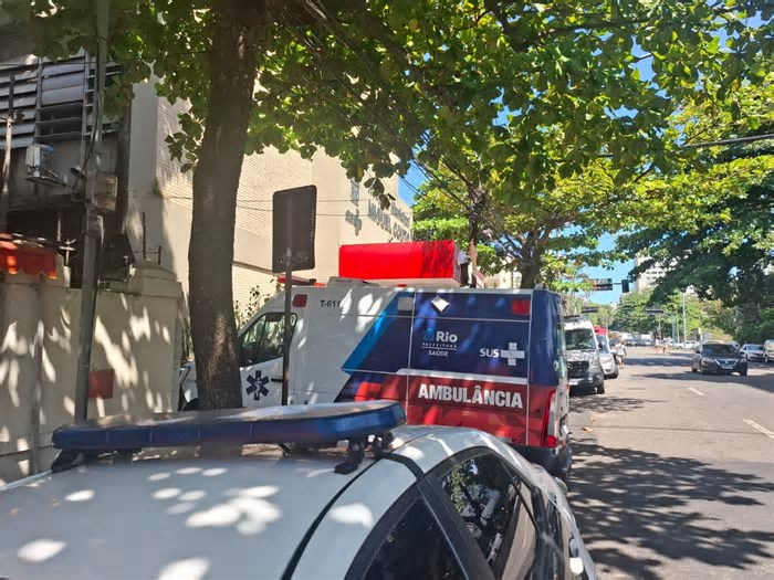 Divulgado cartaz com foto de suspeito de roubar e ferir a tiros dois turistas argentinos, na Praia da Barra da Tijuca