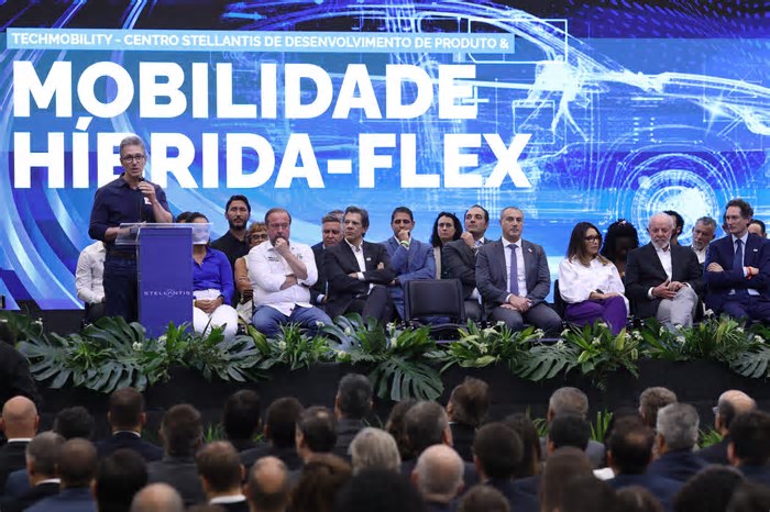 Zema critica governo do PT em Minas e gera mal-estar em evento com Lula