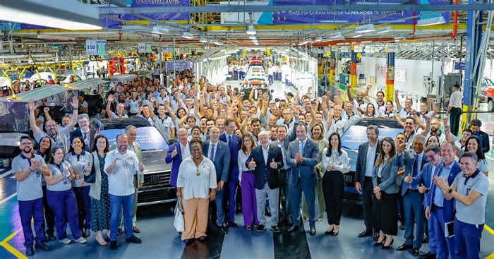 Lula visita fábrica da Stellantis em Betim e exalta parceria da empresa com o governo