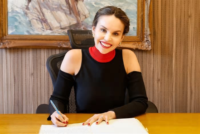 Gabriella Aguiar assume como prefeita após voltar de evento de sustentabilidade, em Paris