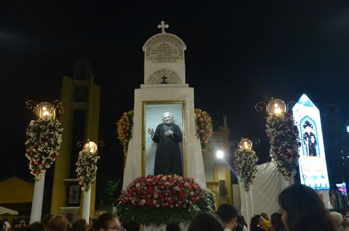 Juazeiro do Norte celebra os 181 anos do padre Cícero com seresta e bolo de 50 metros