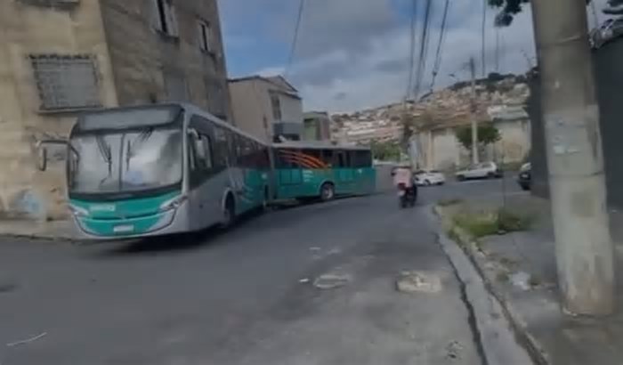 Ônibus atinge imóvel ao tentar evitar acidente no bairro Lagoinha, em BH