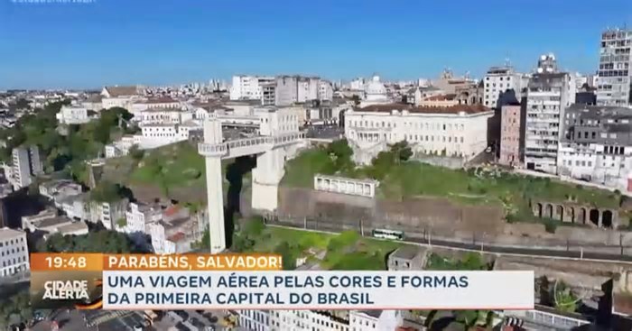 Vista aérea revela a grandiosidade de Salvador, em seus 476 anos