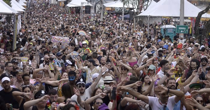 Batucada do Bloco da Velha esquenta ainda mais o domingo carnavalesco em Caxias do Sul