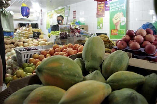Queda de preços de alimentos no AM esbarra em logística, câmbio e lucro