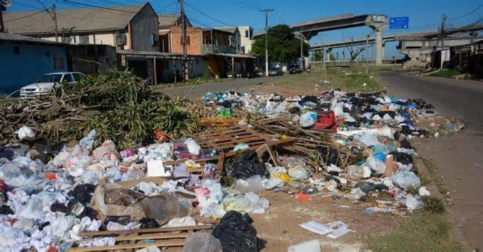 Descarte irregular e sujeira mudam paisagem de áreas de Porto Alegre
