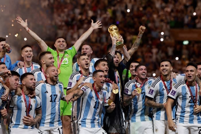 Argentina planeja levar taça da Copa do Mundo para clássico. Entenda