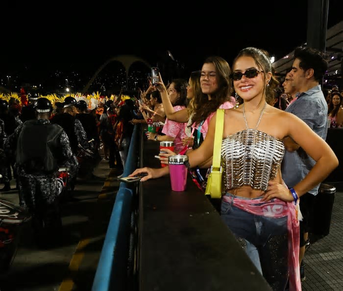 Carnaval 2025: De top e barriga de fora, Maisa confere desfiles no Rio