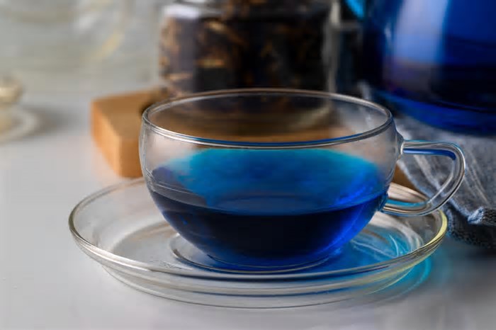 Qual o verdadeiro chá azul? Conheça as opções e benefícios para a saúde