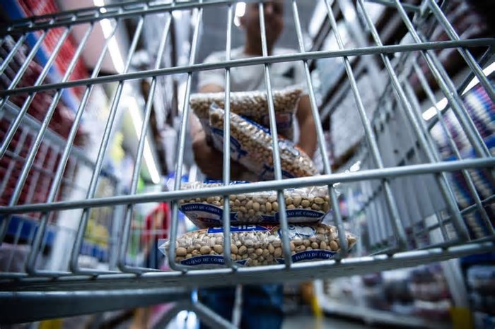 Geração millennials é a mais endividada em Fortaleza, e consumidores usam cartão de crédito para se alimentar