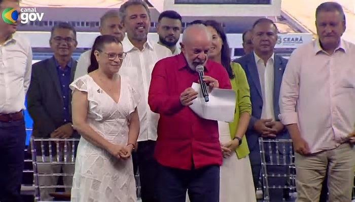 Lula cobra por discurso de mulher em evento cercado de ministros homens