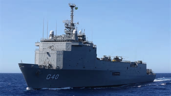 Segundo maior navio da Marinha brasileira é aberto para visitação gratuita em Fortaleza