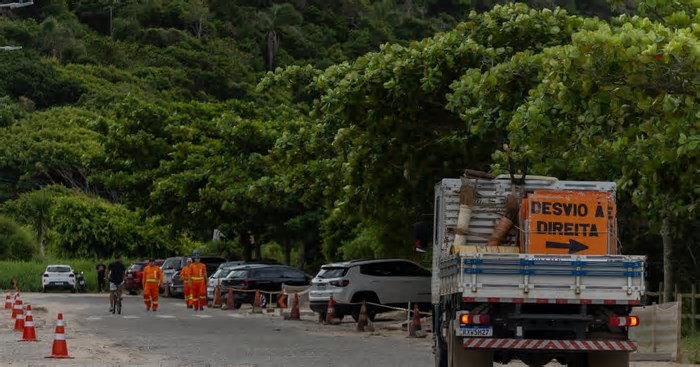 Sob cobrança de moradores, obra da prefeitura é retomada na rua das Gaivotas, em Florianópolis