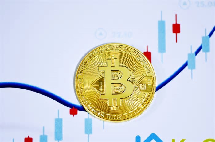 Bitcoin acelera ganhos e vai a US$ 85 mil após Fed manter juros e desacelerar redução do balanço