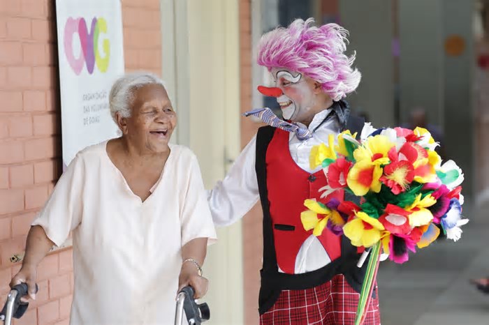 Arte circense transforma lares de idosos e centro socioeducativo em Goiânia