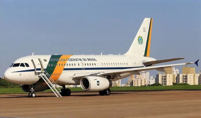 Avião de Lula arremete após tentativa de pouso em SP