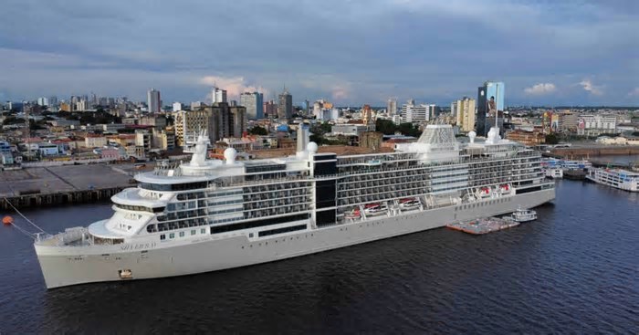 Navio inédito Silver Ray aporta em Manaus com mais de 1,1 mil turistas