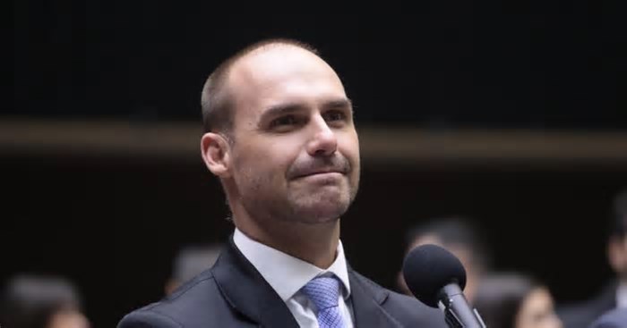 Quantas vezes Eduardo Bolsonaro foi aos EUA antes de anunciar licença do mandato de deputado? Veja