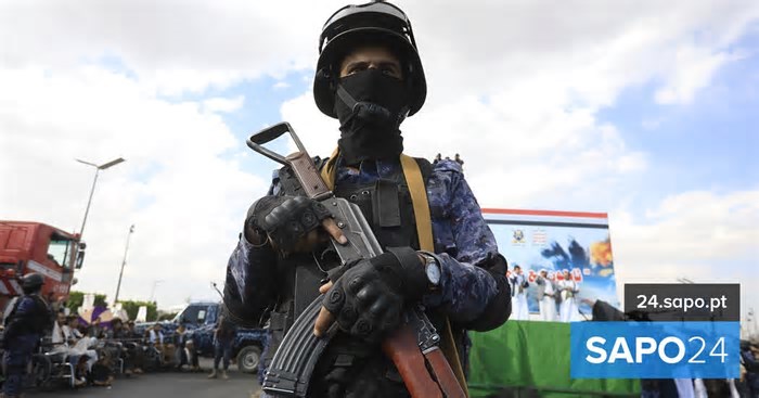 Rebeldes Huthis do Iémen reivindicam terceiro ataque contra porta-aviões dos EUA