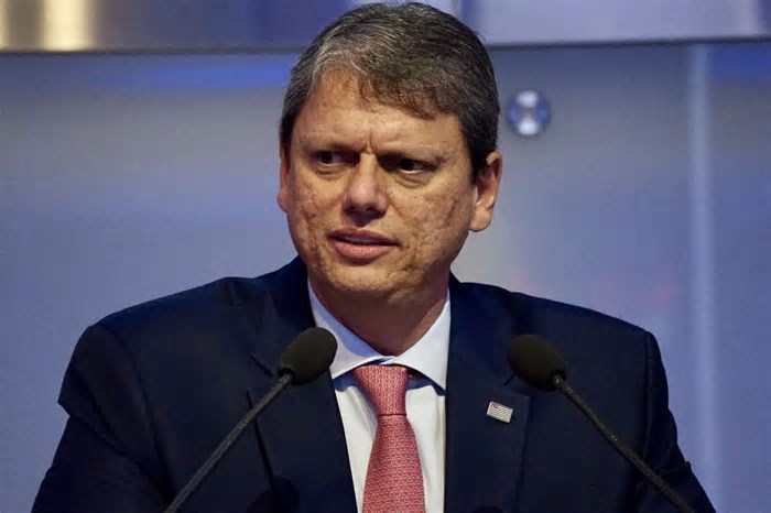 Bolsonaristas se irritam com Tarcísio por elogio a urna eletrônica