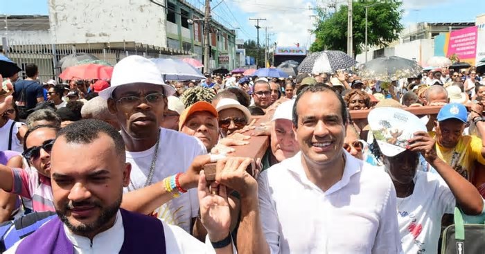 Prefeito Bruno Reis participa da Caminhada Penitencial em Salvador: “Momento de agradecer e de pedir sabedoria”
