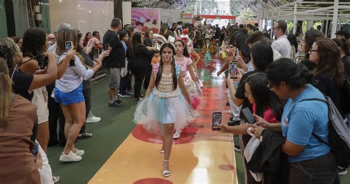 FOTOS: confira como foi o Sugar Fashion, desfile com roupas em açúcar na Páscoa de Gramado