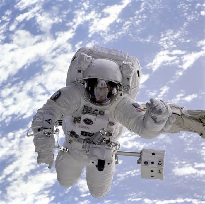 Sem horas extras — Astronautas que passaram 286 dias extras no espaço recebem somente 5 dólares por dia a mais
