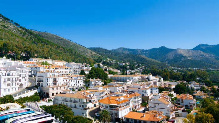O vilarejo onde todas as casas são pintadas de branco para espantar o calor
