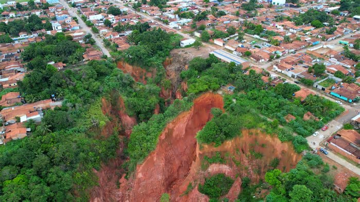 Entenda o que são as voçorocas que formam crateras e abismos de terra no Maranhão
