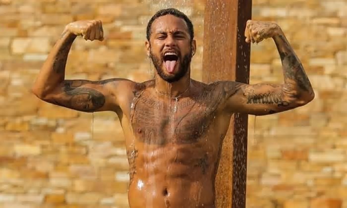 Mulher expõe sexo a 3 com Neymar em festa durante Carnaval