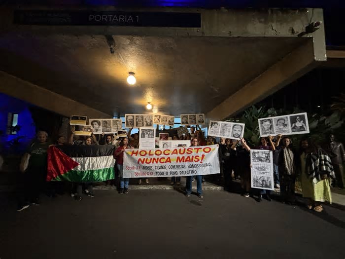 Homenagem às vítimas do Holocausto é acompanhada por protesto na porta da Câmara de BH