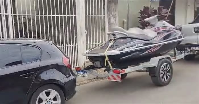 Polícia apreende carros de luxo em operação contra agiotas que usavam bastão para torturar vítimas