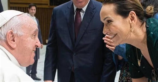 A gafe de papa Francisco com Maria Beltrão em encontro no Vaticano