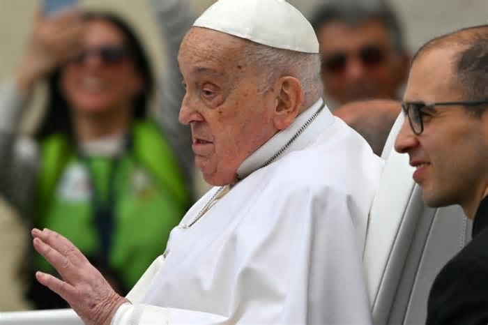 Papa Francisco escolheu ser enterrado em caixão simples de madeira e fora do Vaticano